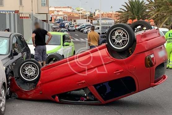 Vuelco de un turismo en la entrada a Las Huesas desde la GC-1/TA.